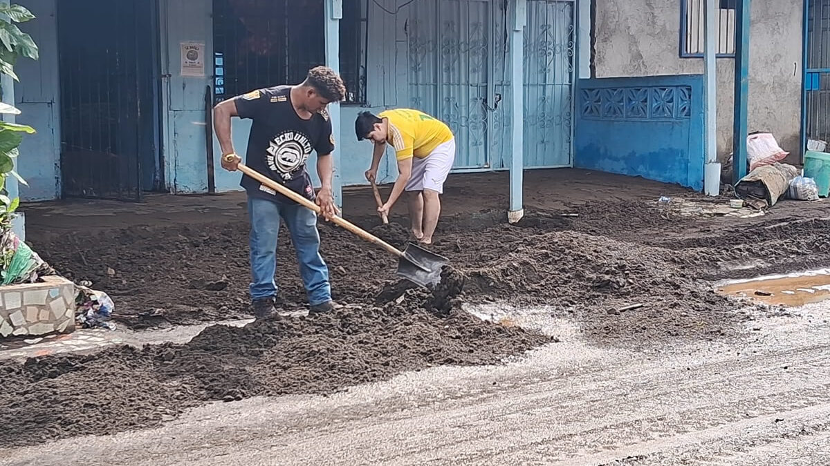 Alcaldía de Managua y habitantes limpian las calles tras intensas lluvias