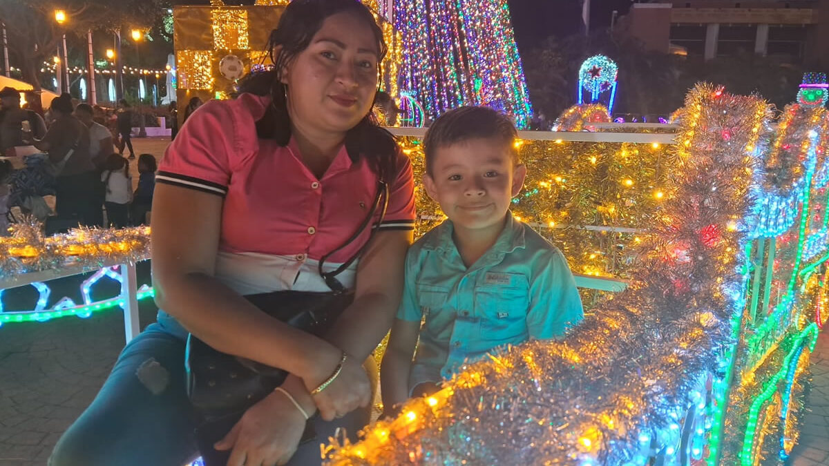 Avenida Bolívar deslumbra con su encanto navideño para nacionales y extranjeros