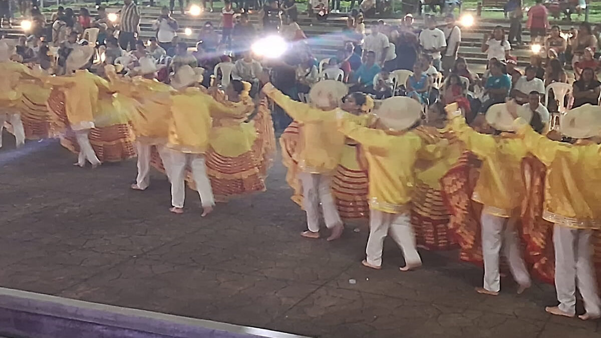 Familias celebran la magia de la Navidad con danza y arte