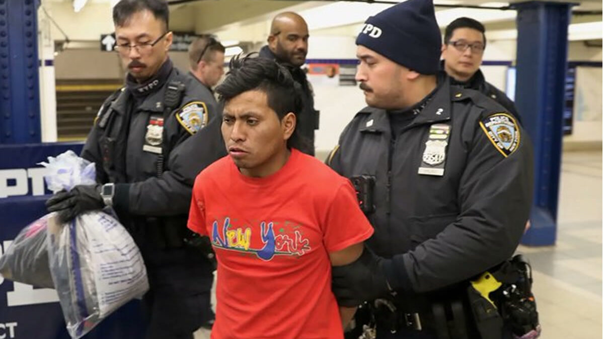 Guatemalteco arrestado por quemar viva a una mujer en el metro de Nueva York