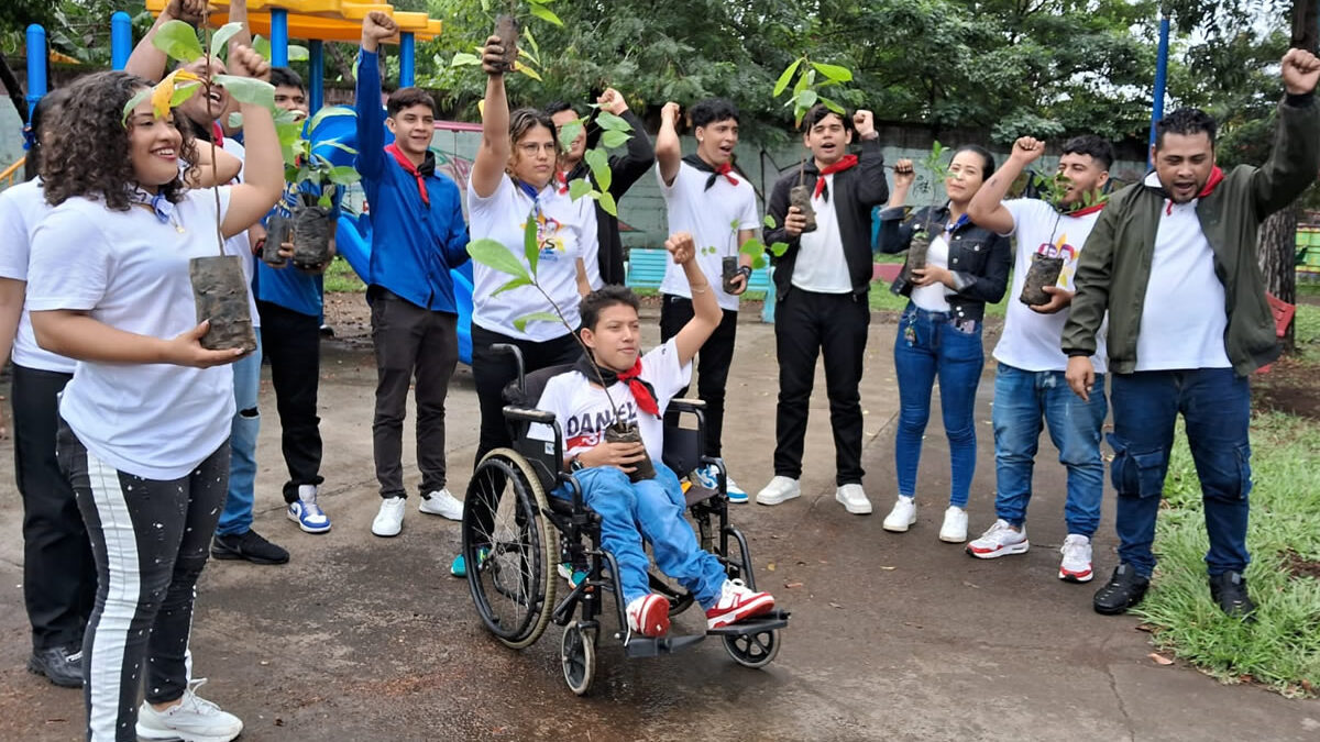 Jóvenes realizan jornada de reforestación en honor al deportista Roberto Clemente