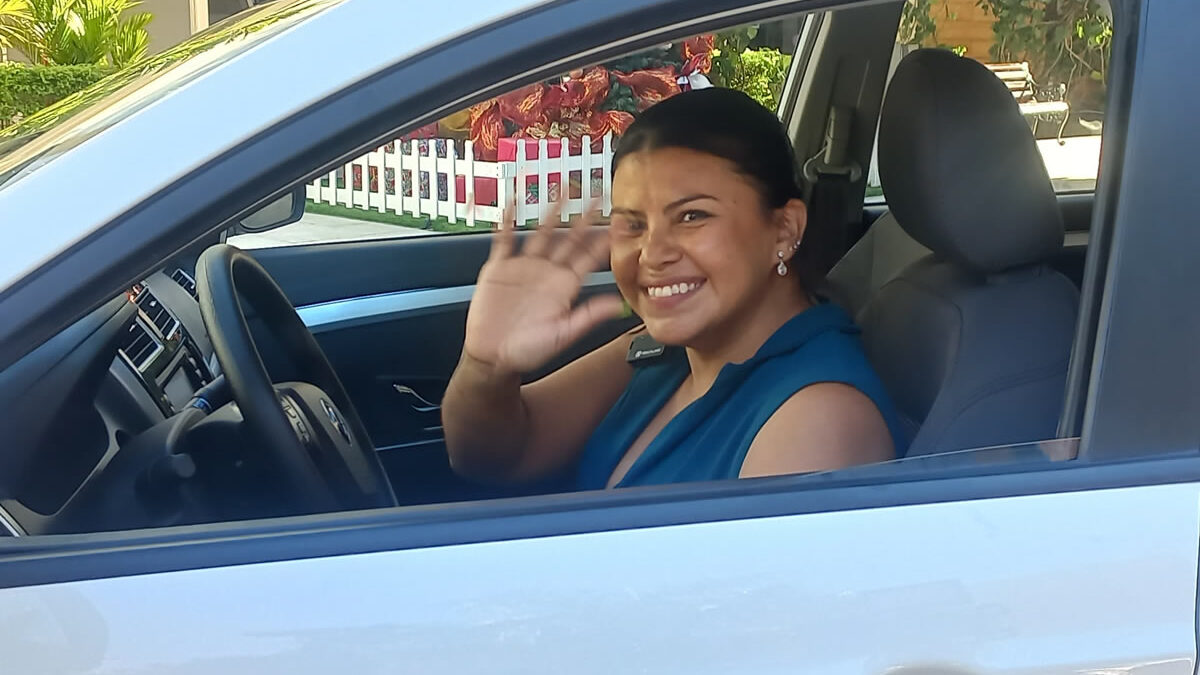 Madre soltera es la feliz ganadora del carro rifado por Plaza Natura