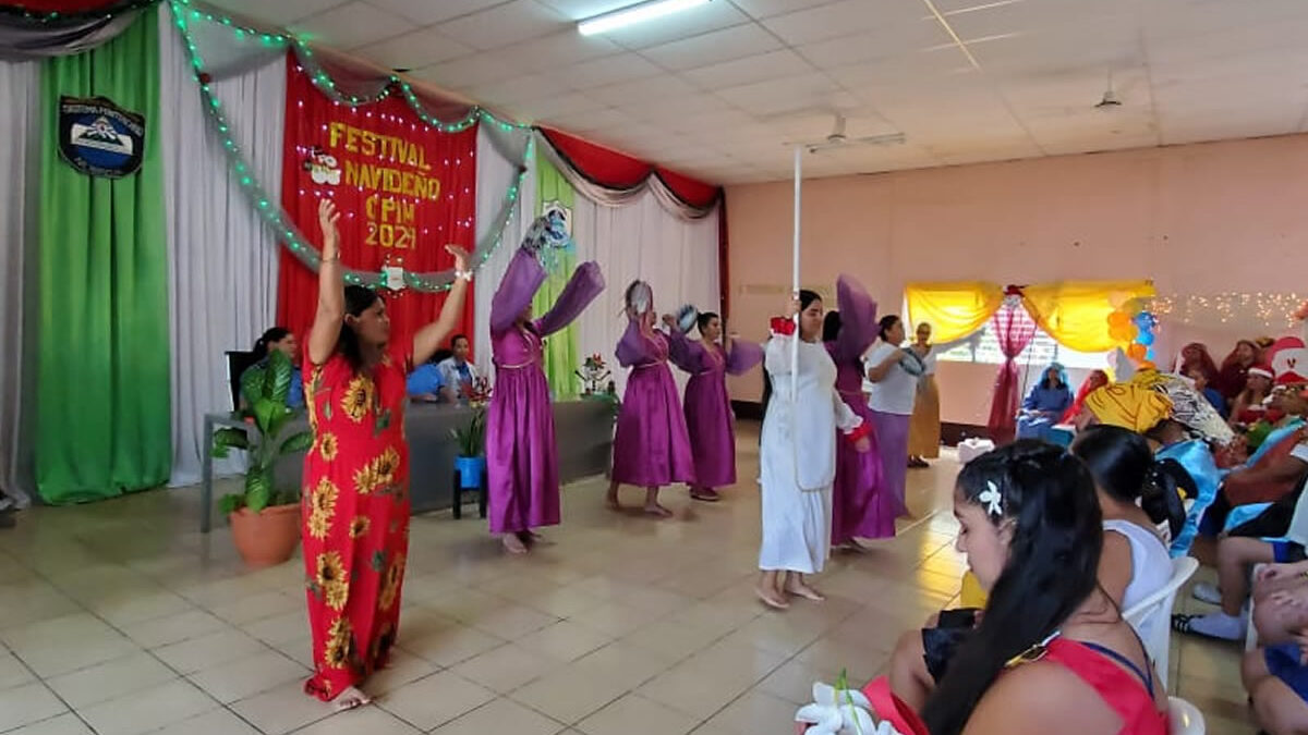 Mujeres del Centro Penitenciario celebran la Navidad con un festival artístico 2024