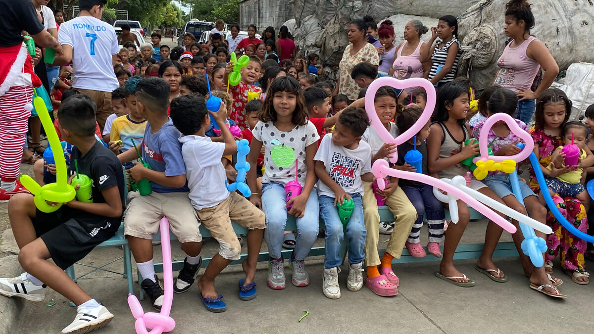 Niños reciben regalos en celebración del nacimiento del Niño Jesús