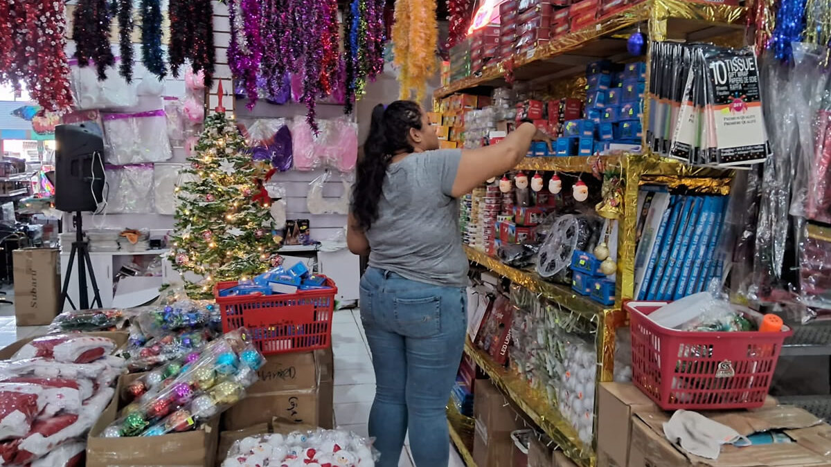 Precios accesibles en productos navideños en el mercado Oriental