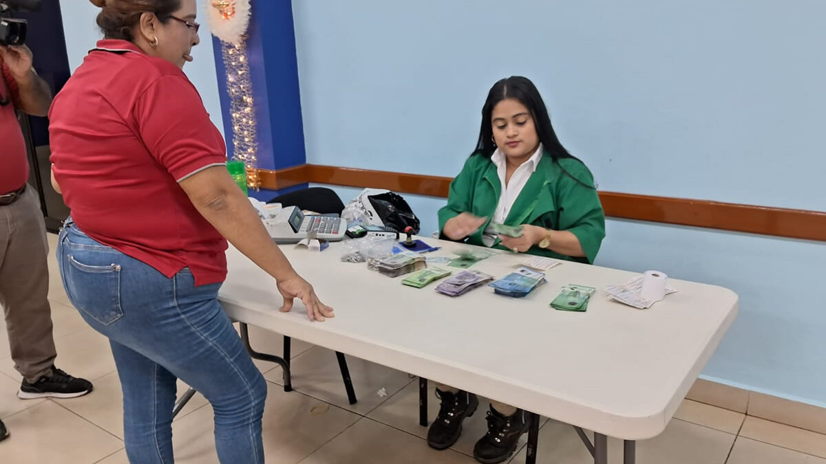 Pago adelantado de diciembre beneficia a trabajadores del sector educativo