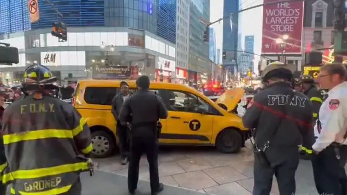 Taxista pierde el control y atropella a peatones en Nueva York, reportan heridos