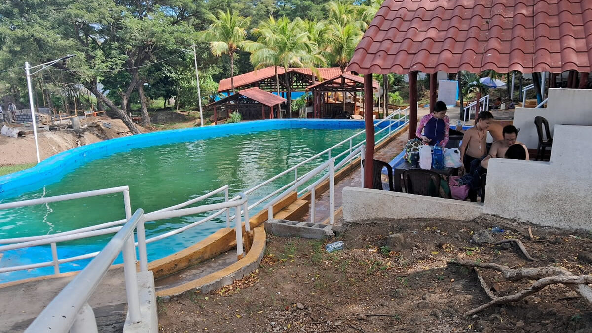 Turistas disfrutan de los baños termales en Tipitapa durante las vacaciones