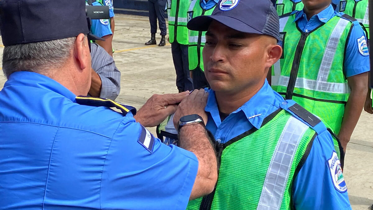 Más de 30 nuevos agentes policiales reciben sus grados tras finalizar el curso básico