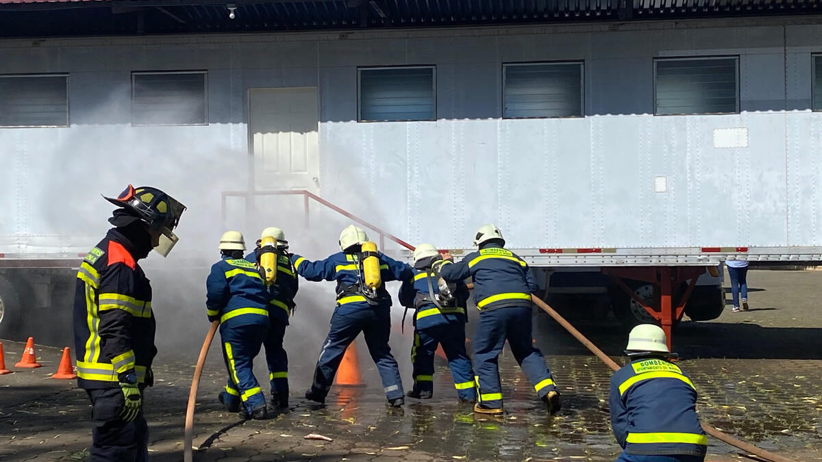 Bomberos realizan ejercicio demostrativo para controlar fugas de gas licuado