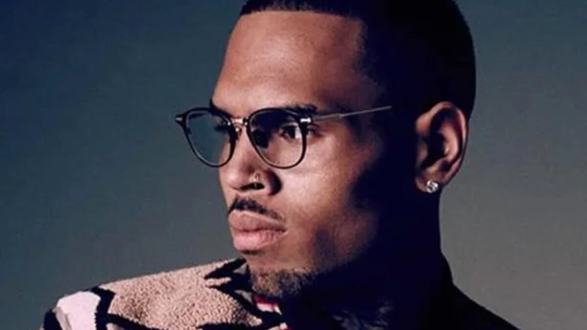 Chris Brown demanda a Warner Bros por documental polémico