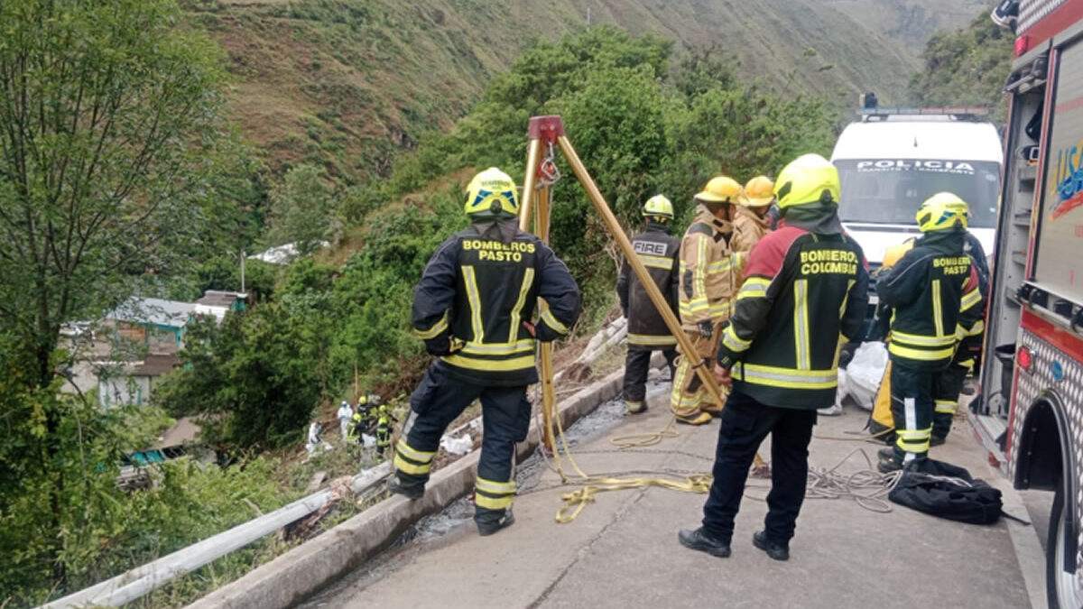 Caída de dos buses en Colombia deja un saldo trágico de más de 20 muertos