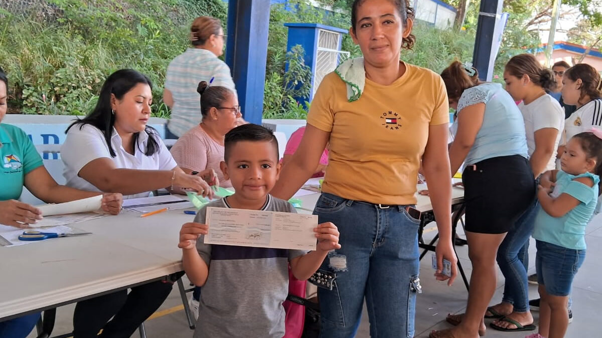 Colegio Barrilete de Colores entrega bono escolar a 290 estudiantes