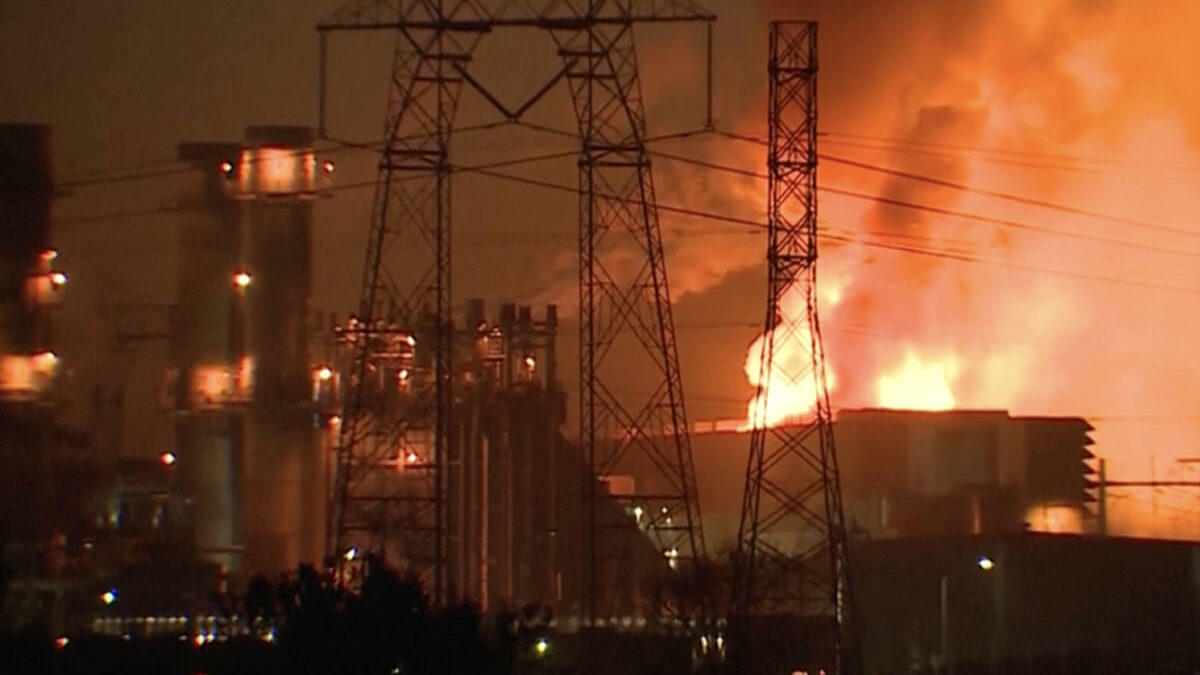 Evacuación masiva en California por incendio en una planta eléctrica de baterías