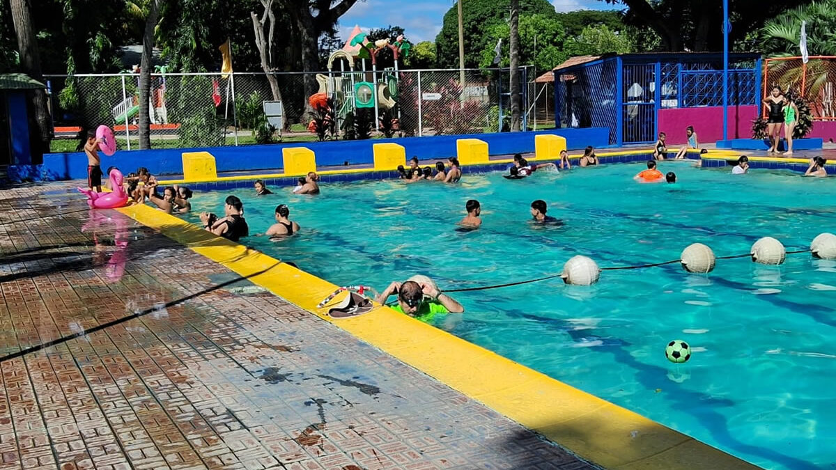 Familias disfrutan de un día agradable en el parque El Campestre Xilonem