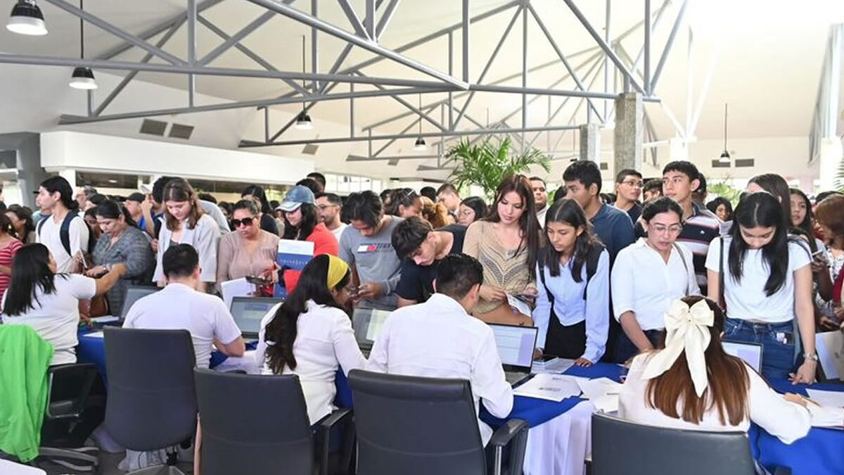 Oportunidades educativas en la VIII Feria Nacional de Becas Universitarias atrae a cientos de jóvenes