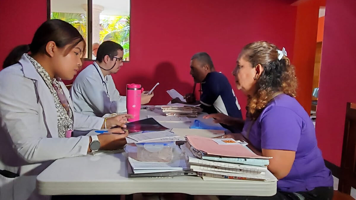 Feria médica ofrece atención integral a adultos mayores en Ciudad Sandino