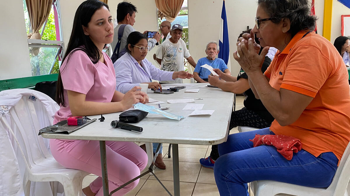 Pobladores son atendidos en diversas especialidades medicas en el barrio Máximo Jerez