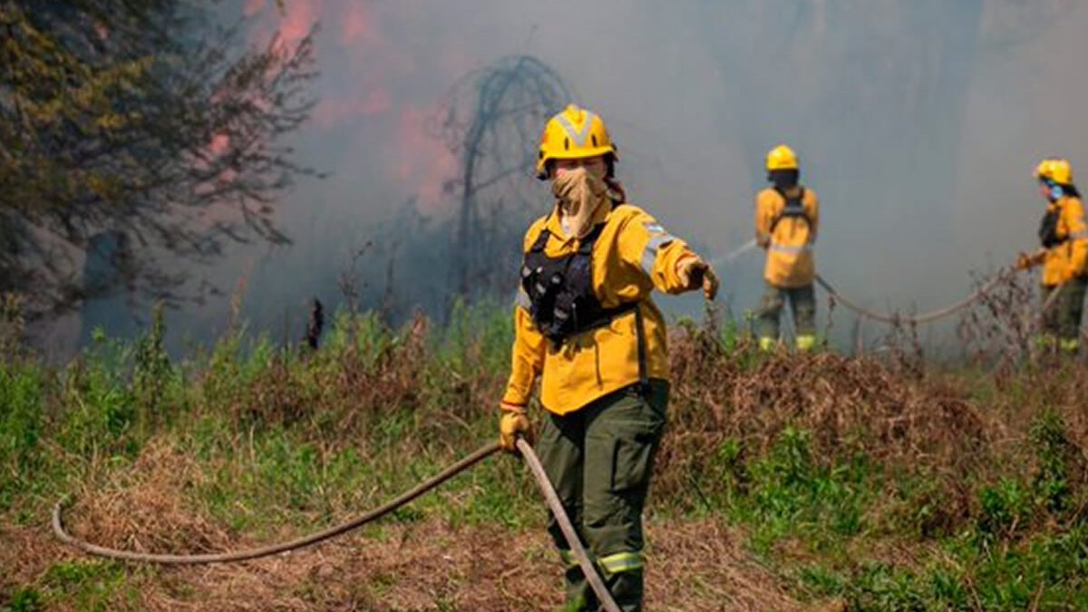 Incendio forestal en Argentina obliga a evacuar a cientos de familias