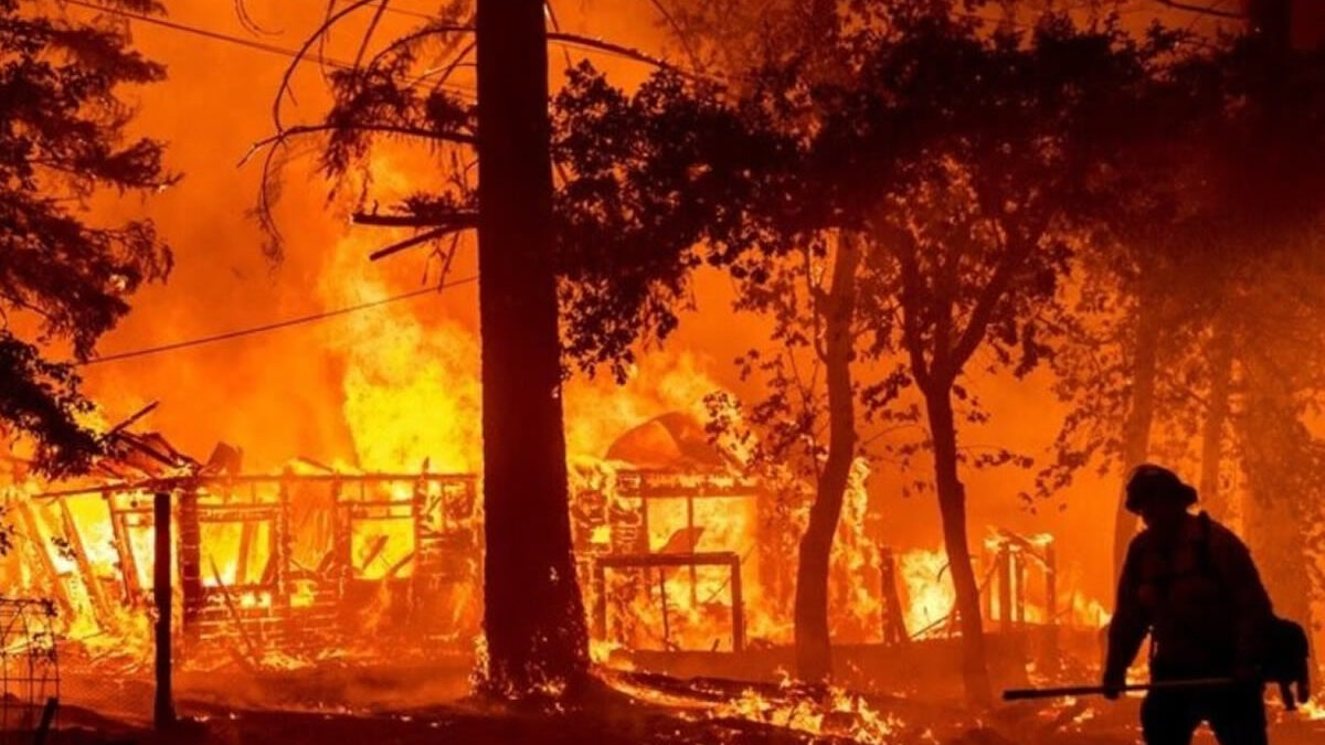 Incendio forestal en Los Ángeles obliga a evacuar a miles de residentes