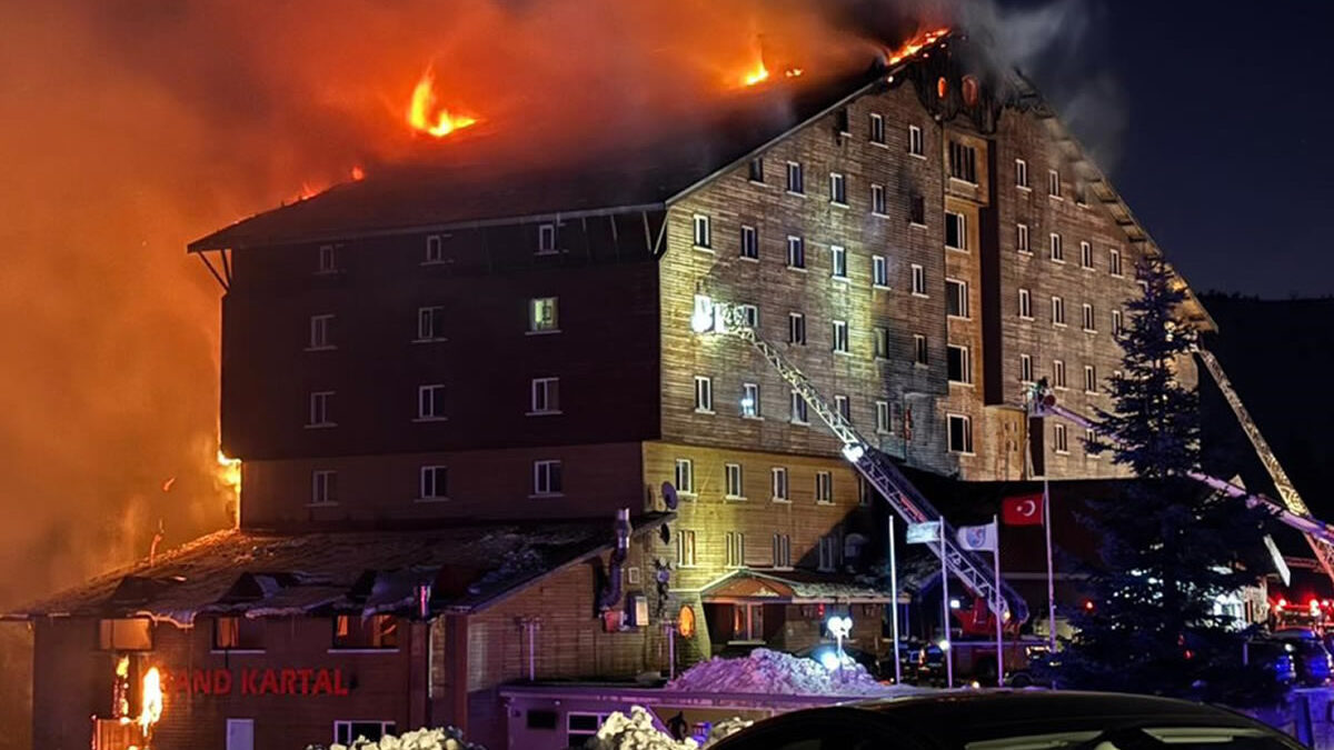 Devastador incendio en hotel deja al menos 66 personas muertas en Turquía