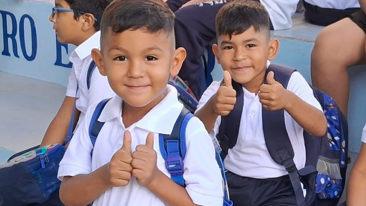 Estudiantes celebran el inicio de clases en el Centro edacativo Barrilete de Colores