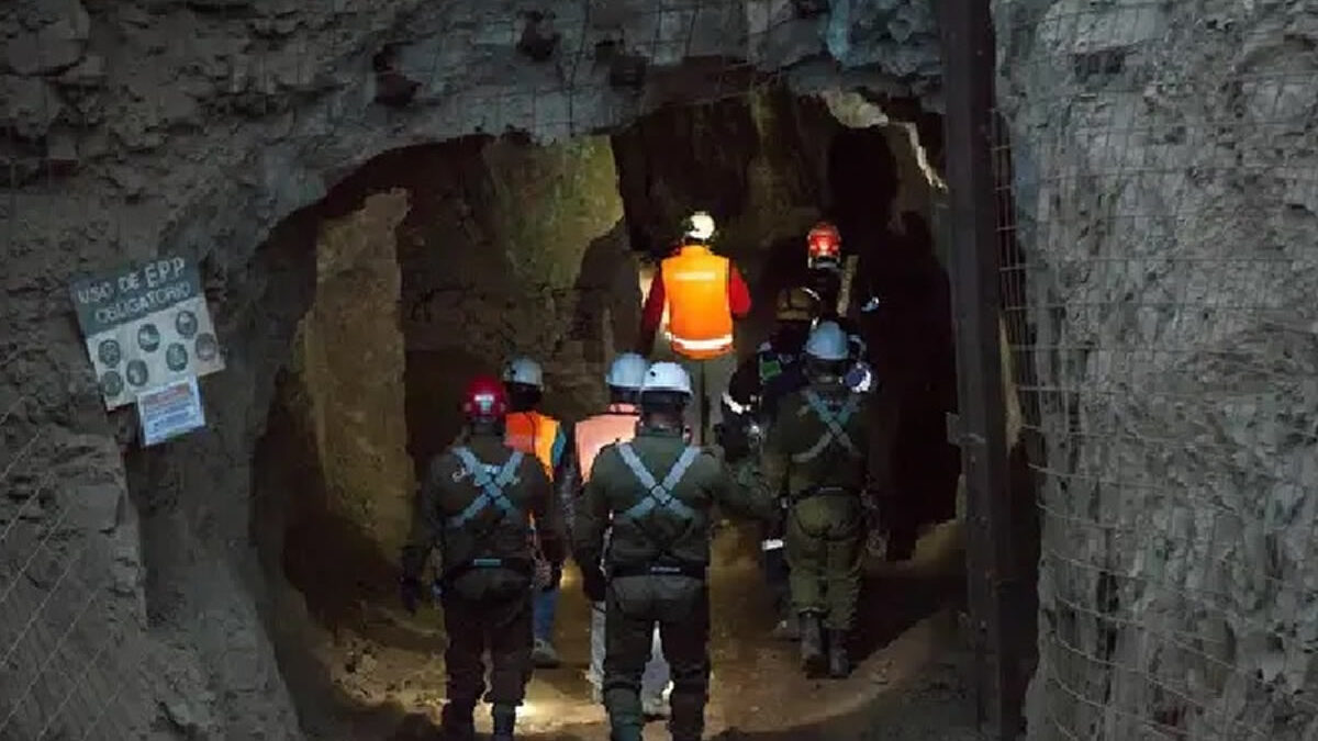 Intensifican rescate de 17 mineros atrapados en una mina en Perú