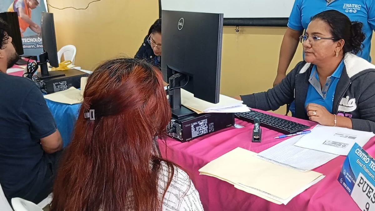 Jóvenes acuden masivamente a matricularse en los centros tecnológicos de Carazo