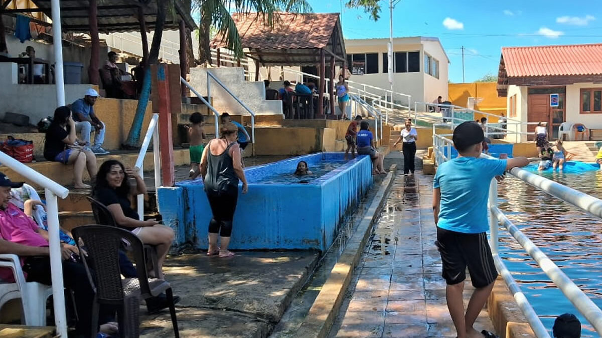 Familias disfrutan de los Termales de Tipitapa antes del regreso a clases