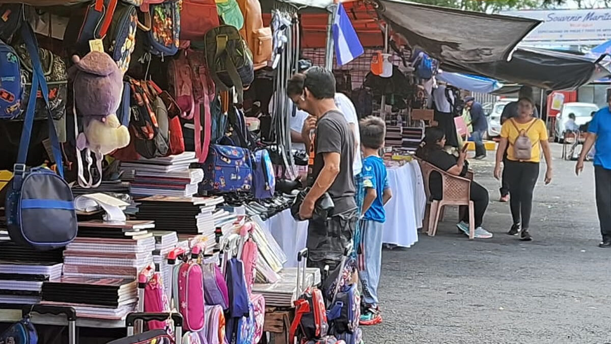 Alta demanda y precios asequibles en Feria Escolar de los mercados capitalinos