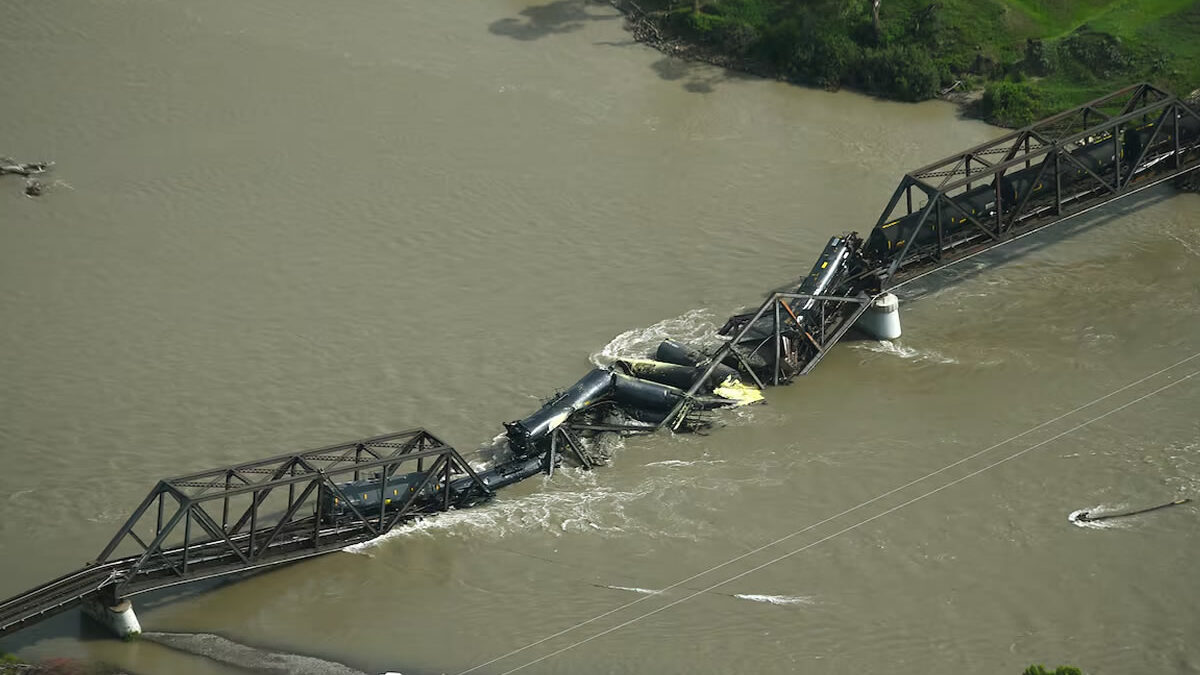 Tren con productos químicos cae a un río en EE.UU. tras el colapso de puente