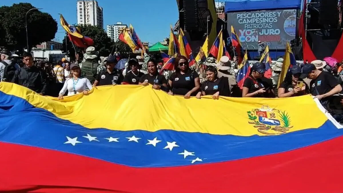 Venezolanos toman las calles en respaldo a Maduro