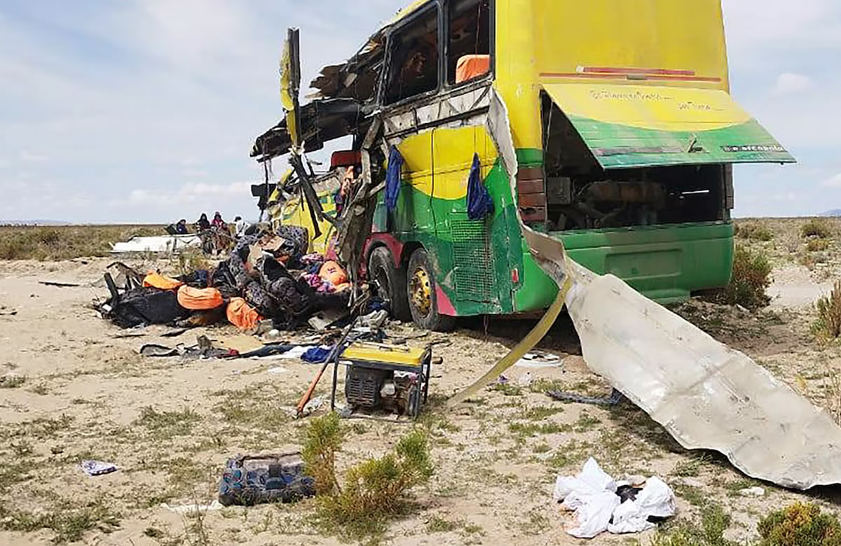 Choque de autobuses en Bolivia deja 37 muertos y más de 30 heridos