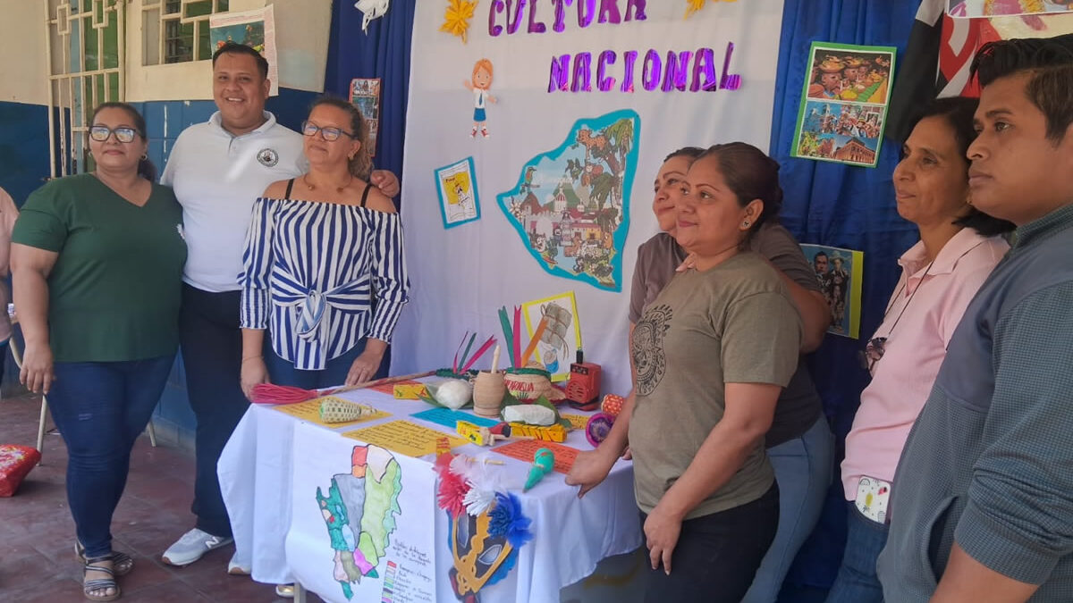 Docentes abordan sobre identidad y cultura nacional en encuentro pedagógico