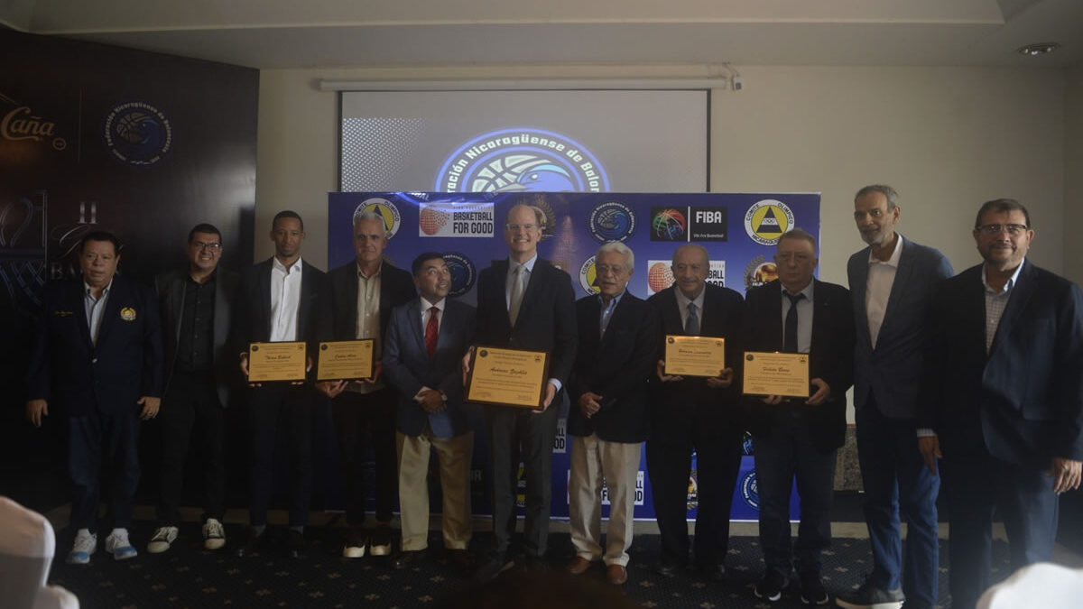 Personalidades de FIBA reciben una distinción en la II Gala del Salón de la Fama