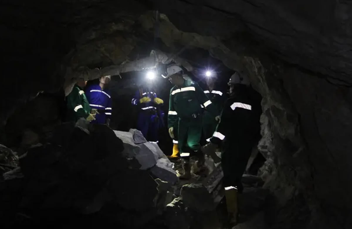 Más de 20 mineros quedan atrapados tras derrumbe en mina de Colombia