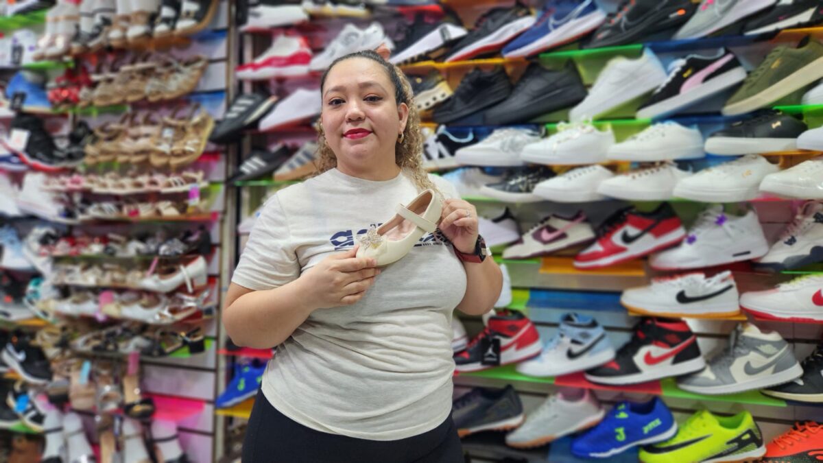 Capitalinos disfrutan de promociones en los mercados por fiestas de fin de año
