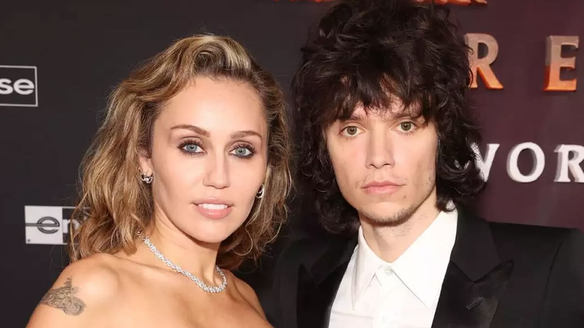 Miley Cyrus deslumbra con su anillo y oficializa su compromiso con Maxx Morando
