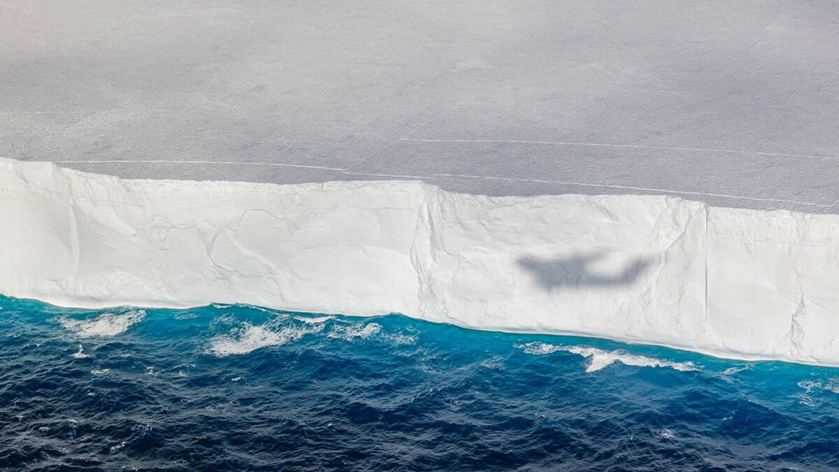 Imágenes satelitales confirman deterioro del iceberg más grande del planeta