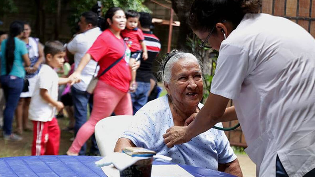 Feria de salud beneficia a adultos mayores en Sabana Grande