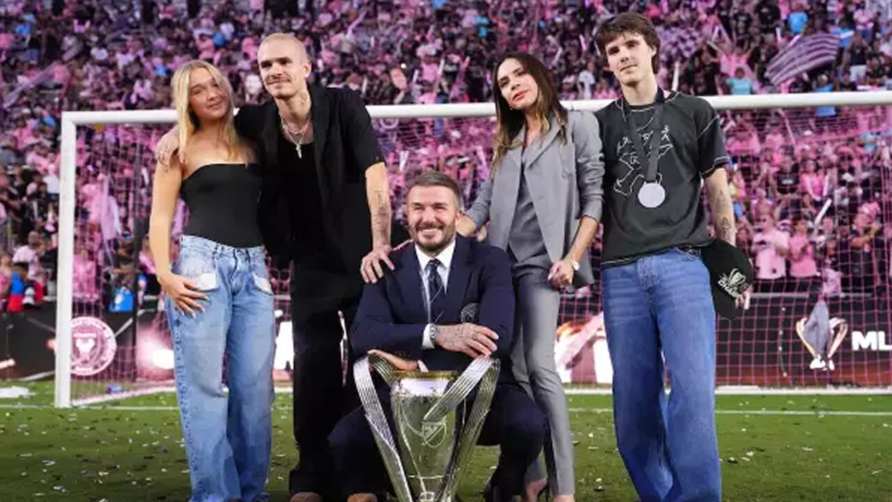 Romeo Beckham debuta como diseñador con su marca urbana Intra