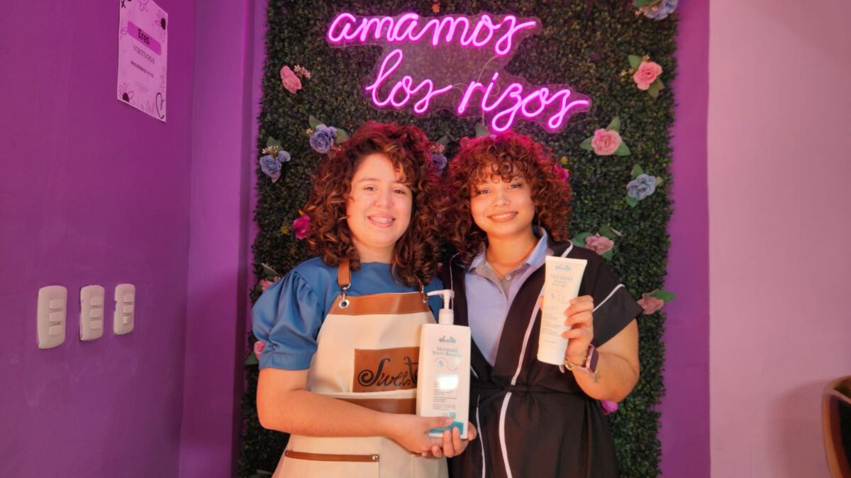 Emprendedora del cabello rizado transforma su talento en ingresos