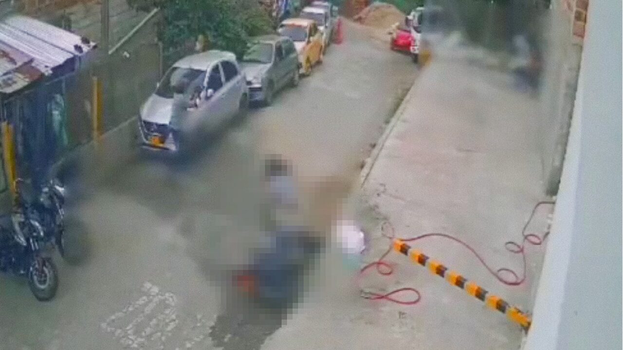 Cámaras de seguridad captan violento tiroteo en Medellín donde fallecen dos personas