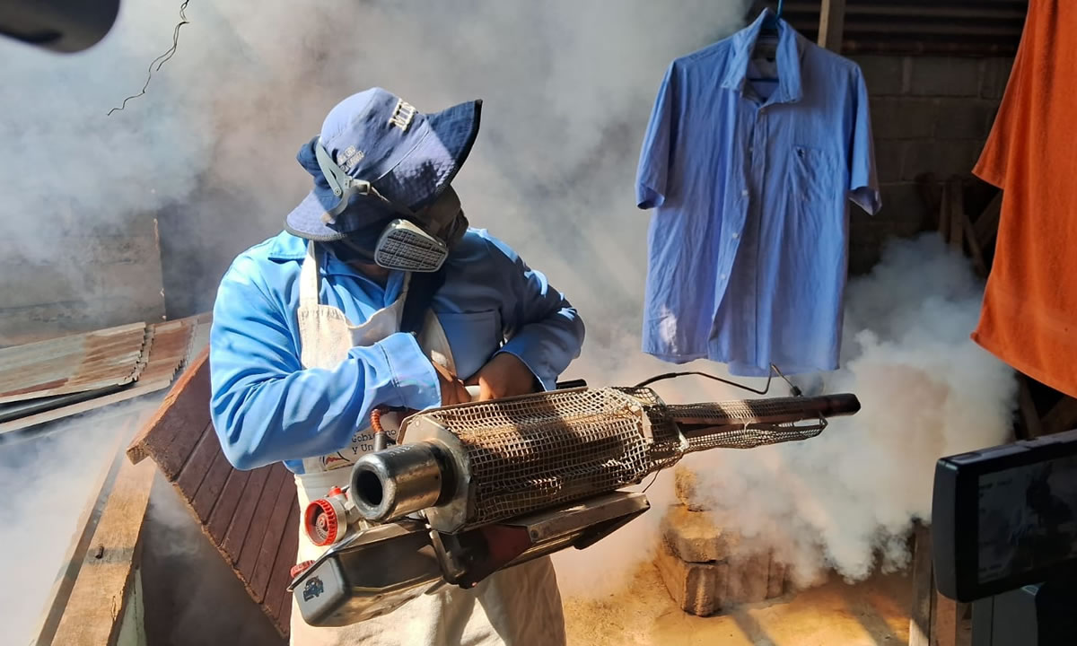 Brigadistas de salud erradican criaderos de mosquitos en el barrio Georgino Andrade