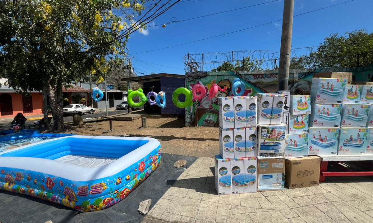 Comercios reportan demanda sostenida de piscinas en negocios locales