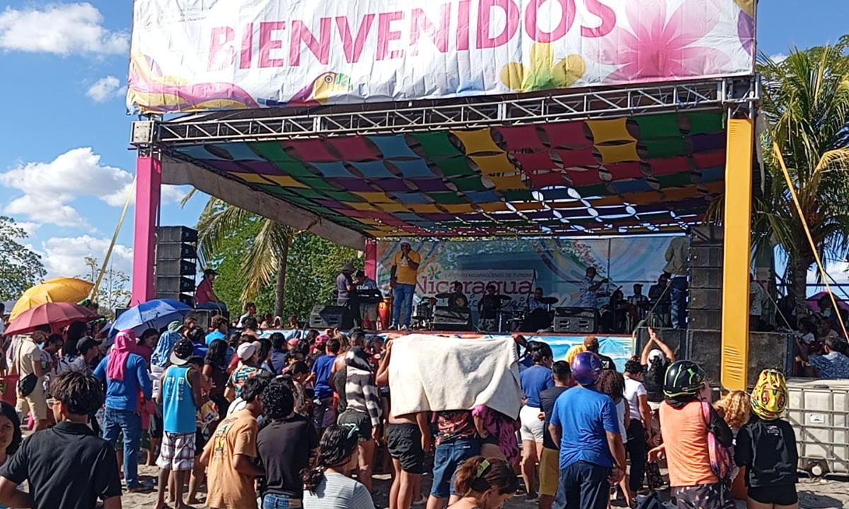 Familias gozan del sol y las playas en el balneario La Boquita