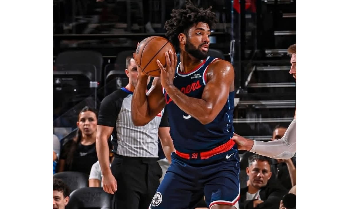 Norchad Omier sobresale en la G-League y es nominado al Novato del Año.