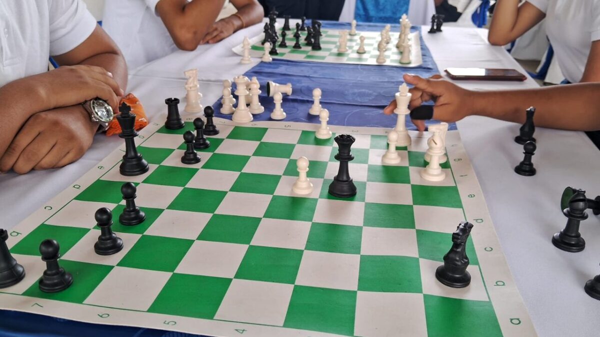 Estudiantes compiten en festival departamental de ajedrez