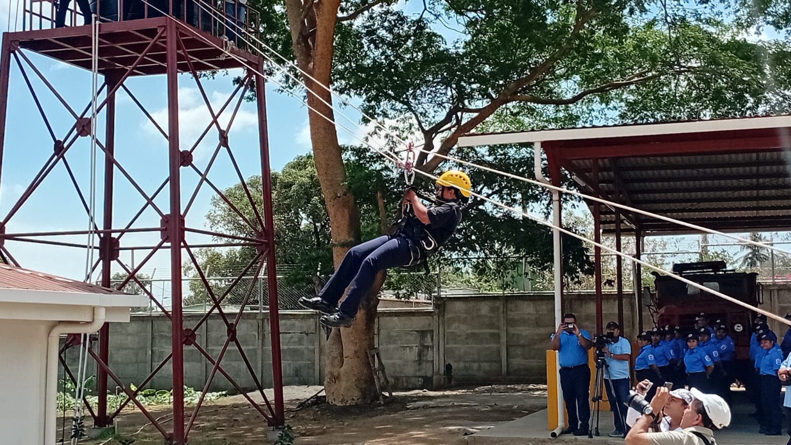 Bomberos al límite con entrenamiento en zonas de difícil acceso