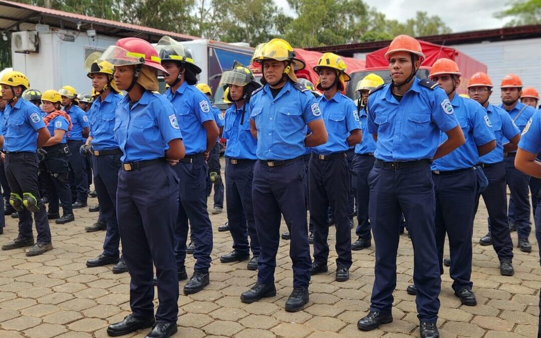 Bomberos se capacitan para reforzar respuesta ante emergencias